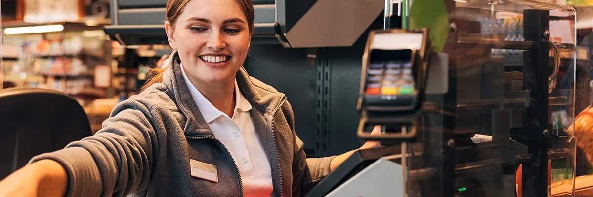 Steuerberater dokumentiert Kassensystem am Laptop