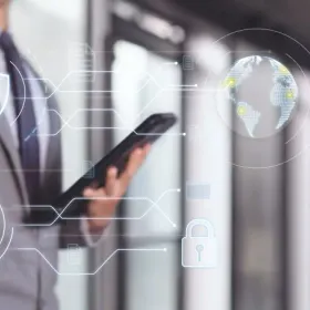 Businessman der mit dem Digitalen Security Interface interagiert